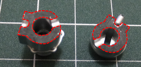 ウェイストゲート(後左)とウェイストゲート(前左)の接着面をカッターの刃の無いところで削る