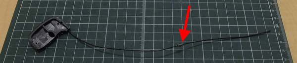 ワイヤーE(100mm)の先端に瞬間接着剤を塗り、コネクター反対側に差し込み1分ほど押さえる