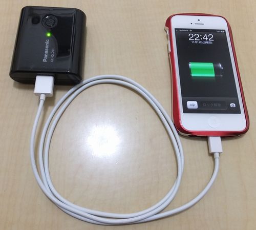iPhoneを2回フル充電できるLED付き充電器